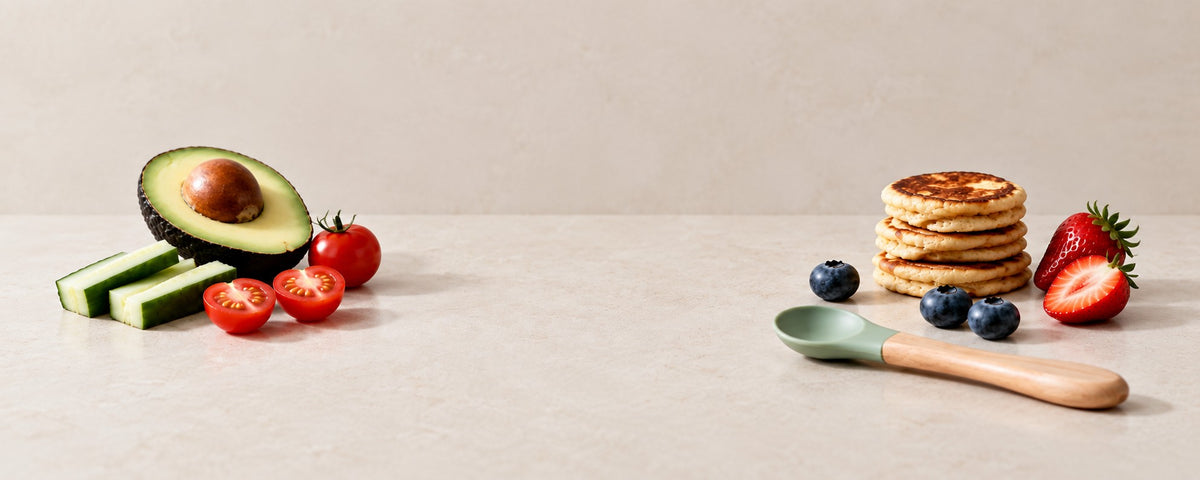 Avocado, Tomaten, Pancakes und Beeren mit einem Babylöffel